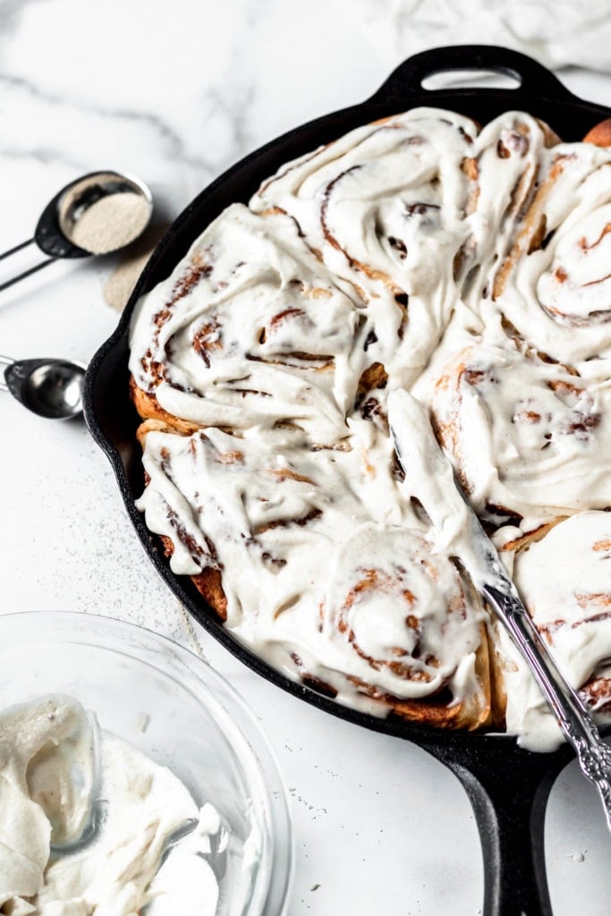 https://baranbakery.com/wp-content/uploads/2019/09/Apple-Cinnamon-Rolls-9-683x1024.jpg