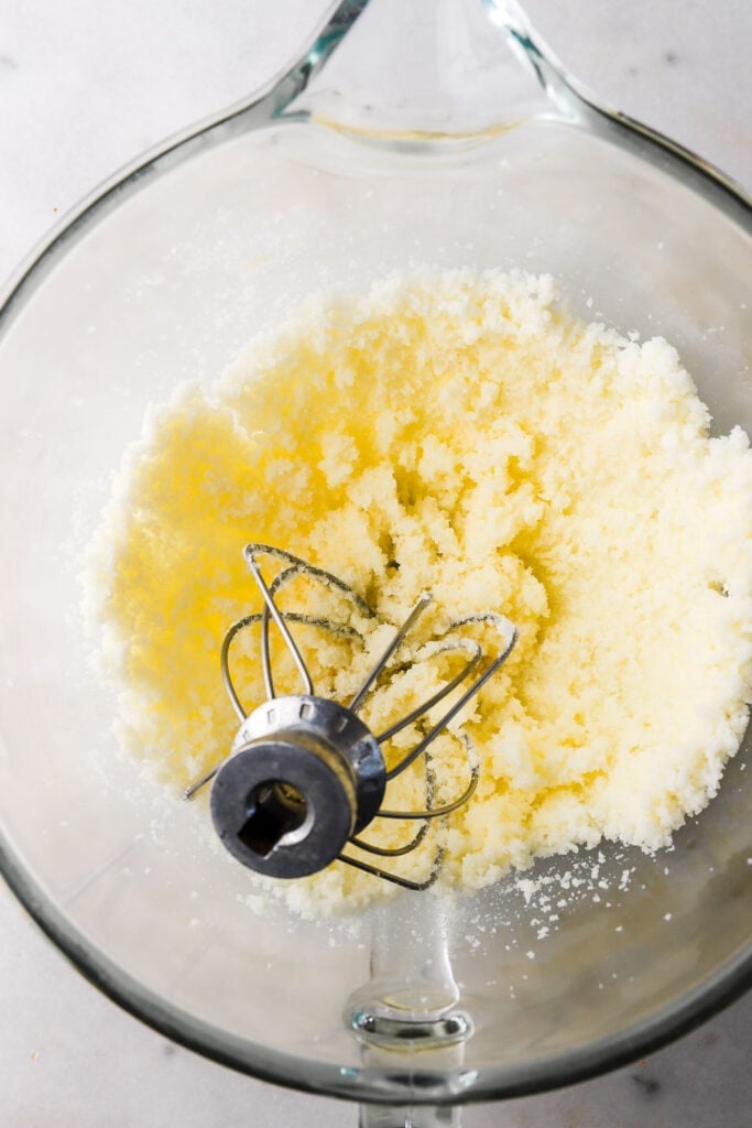 How to Fold Ingredients for Baking With a Whisk