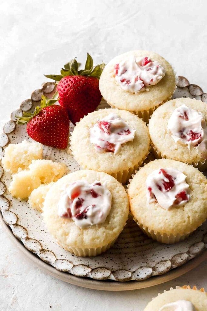 vanilla cupcakes with strawberries and cream filling