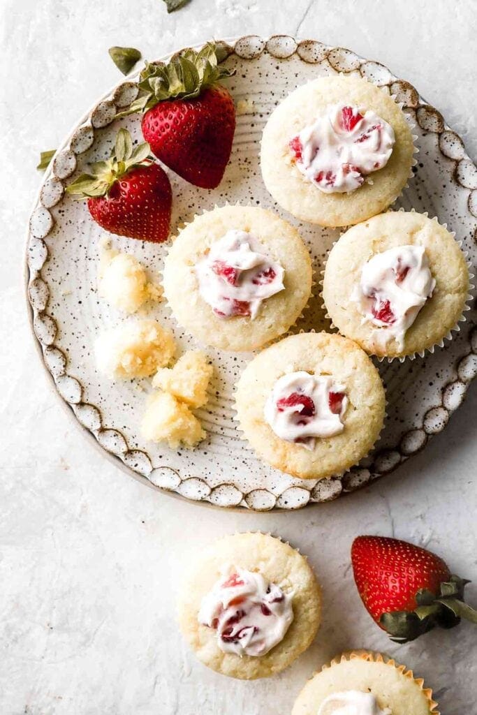 vanilla cupcakes with strawberries and cream filling