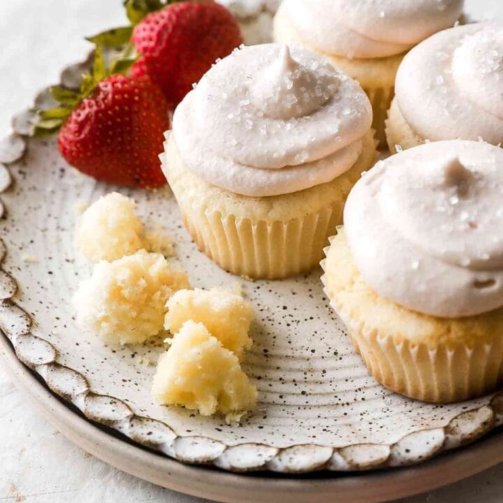 https://baranbakery.com/wp-content/uploads/2021/07/strawberries-and-cream-cupcakes-5-720x720.jpg