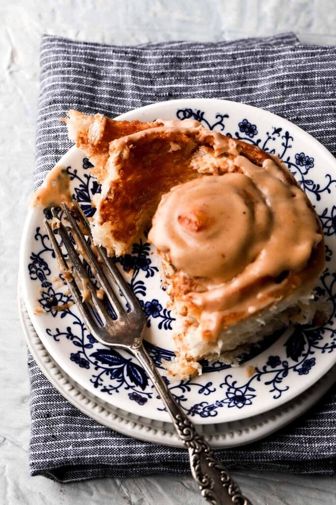 caramelized white chocolate cinnamon rolls