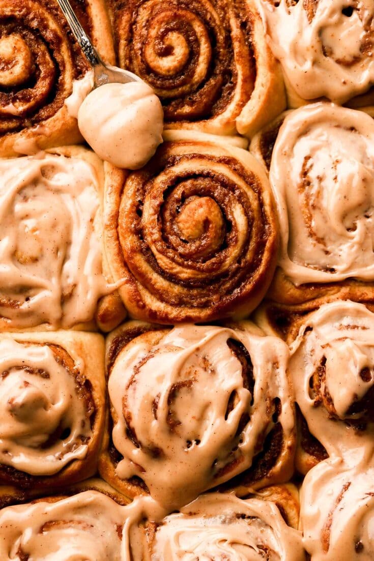 https://baranbakery.com/wp-content/uploads/2021/10/caramelized-white-chocolate-cinnamon-rolls-9-735x1103.jpg