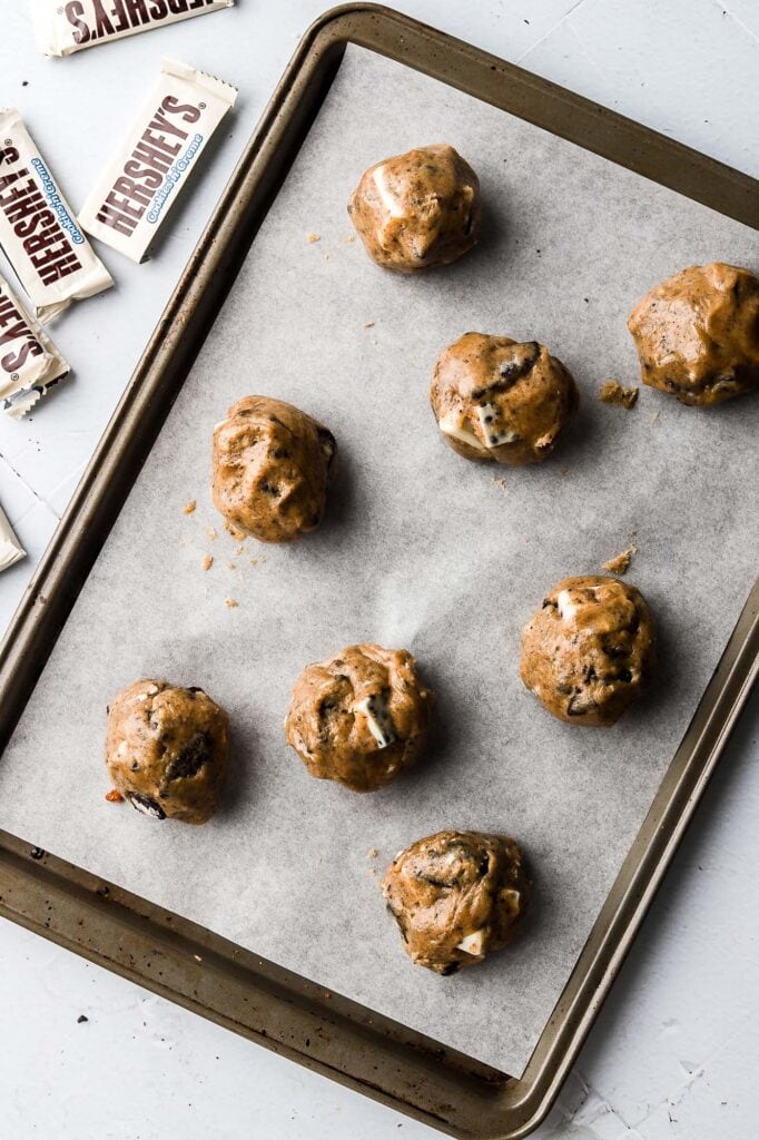 roll cookie dough into ball if baking right away