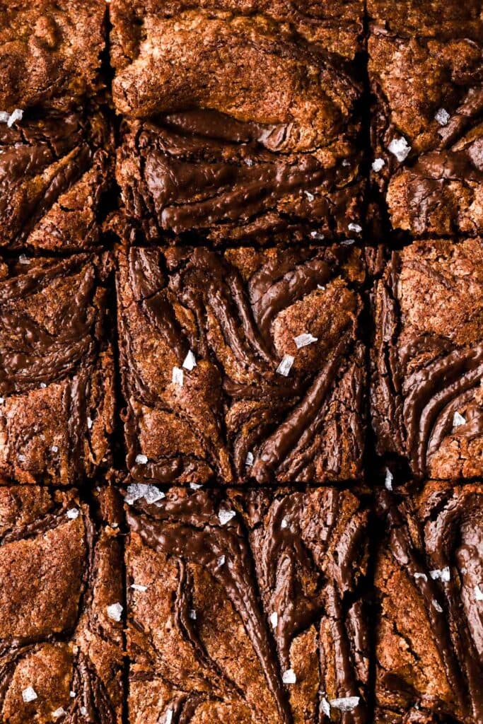 gingerbread cookie bars with nutella swirl