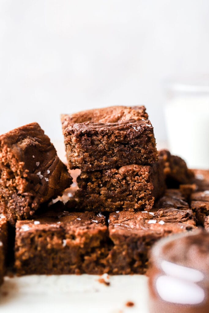 gingerbread cookie bars with nutella swirl