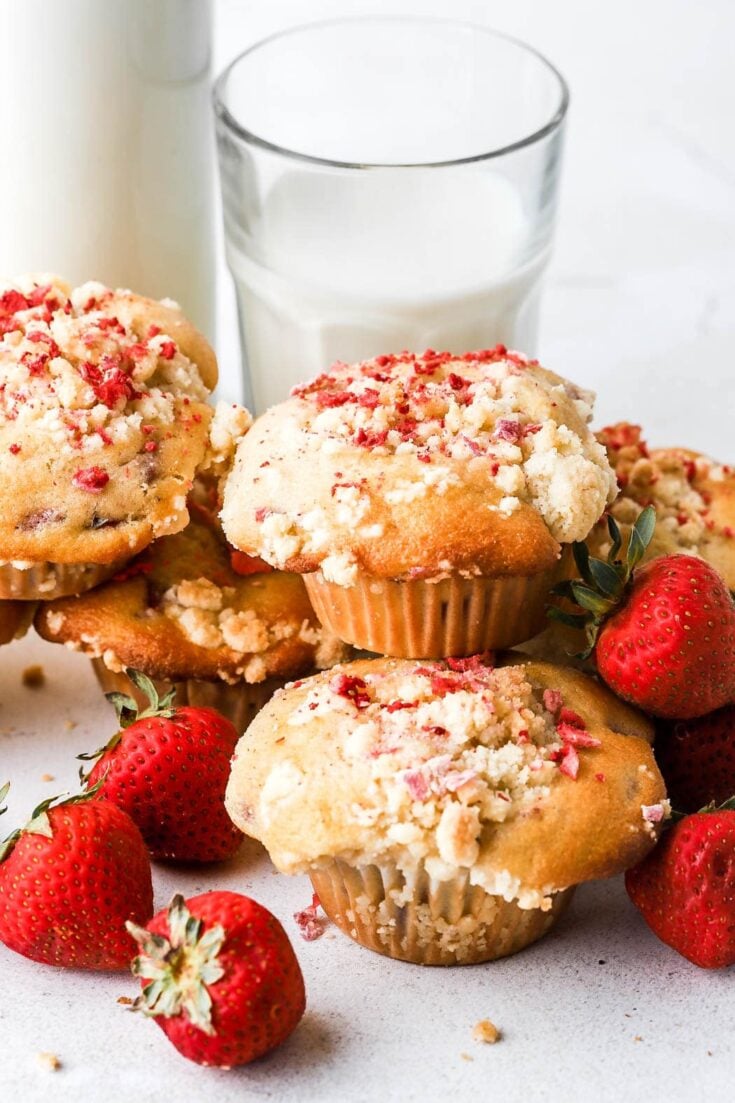 strawberry muffins with strawberry crumble topping