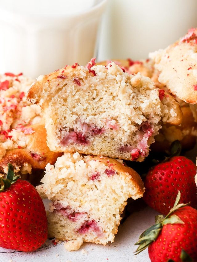 strawberry muffins with crumble topping