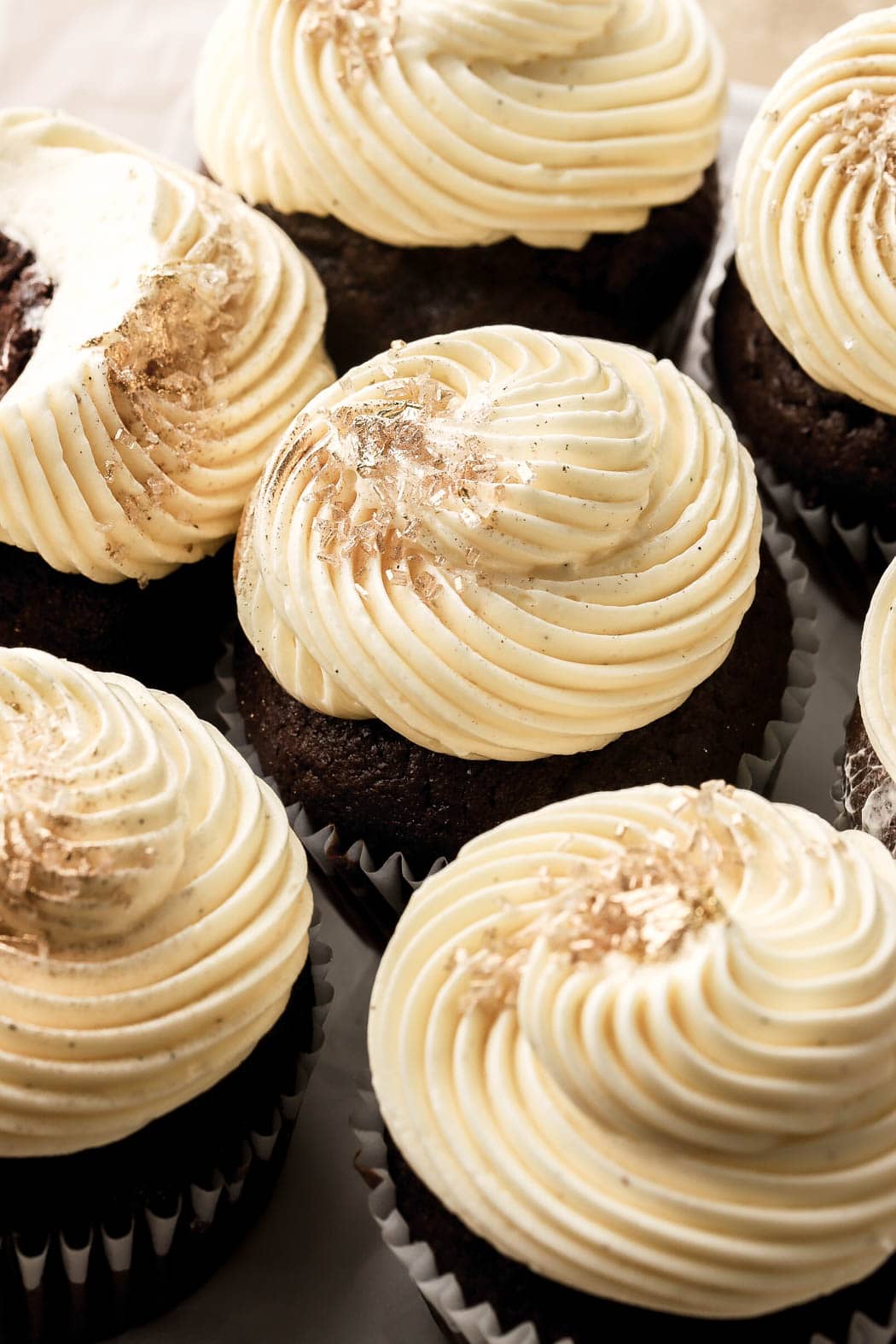 https://baranbakery.com/wp-content/uploads/2022/10/chocolate-cupcakes-with-vanilla-frosting-5.jpg