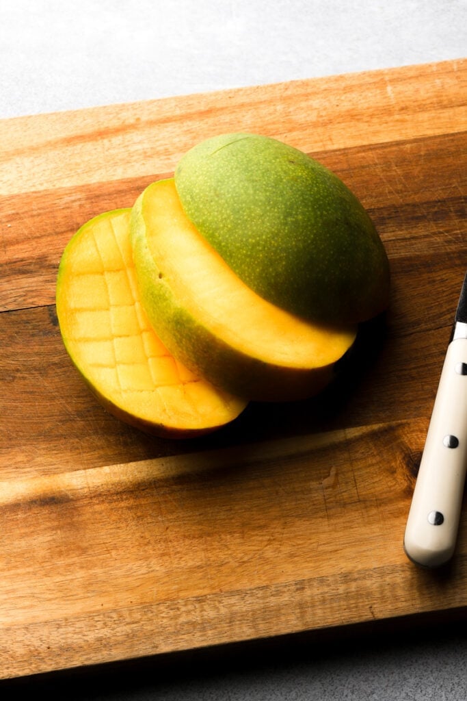 slice mangos into thirds