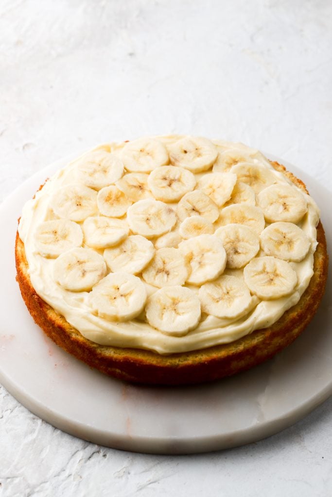 banana slices on top of pastry cream