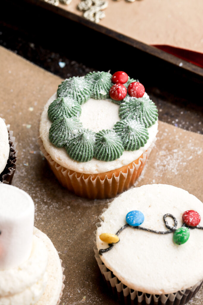 wreath cupcake dusted with powdered sugar to look frosted - could do this in white and dust with gold dust
