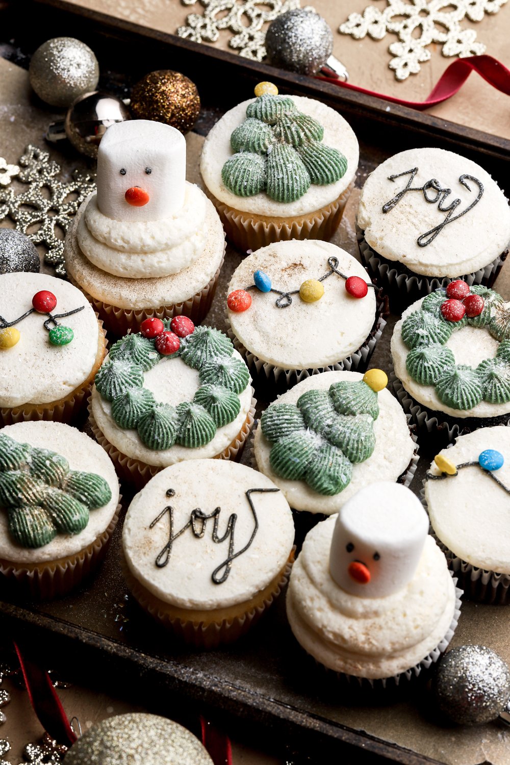 https://baranbakery.com/wp-content/uploads/2023/12/Christmas-Cupcakes-16.jpg