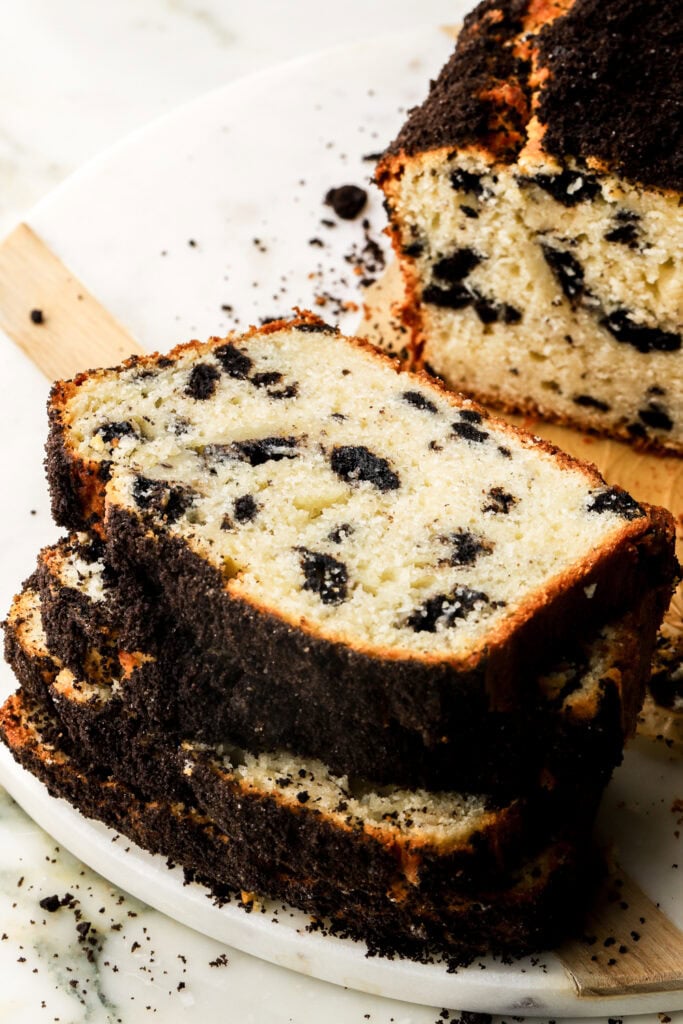 oreo loaf cake with oreo crumb topping