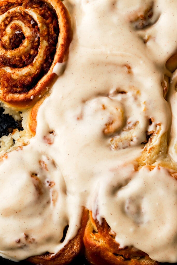 Apple cinnamon rolls frosted