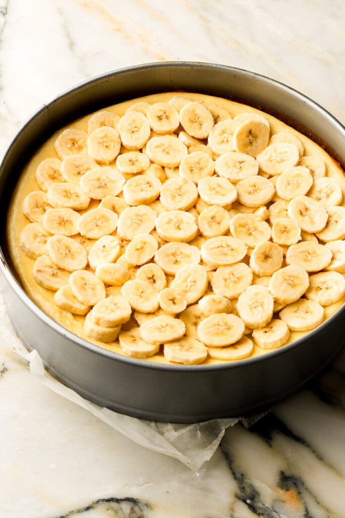 fresh banana slices on top of baked cheesecake