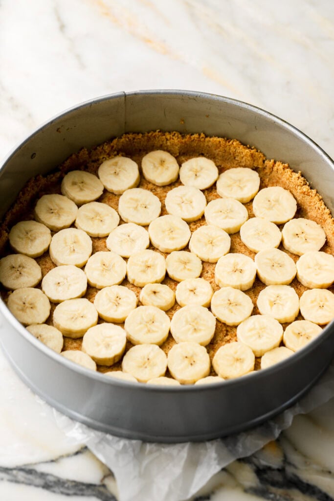 banana slices on top of crust
